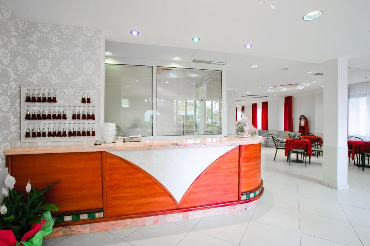 Hotel Le Lune Gatteo a Mare Exterior photo